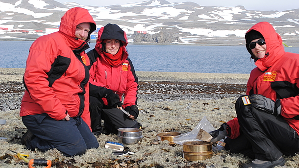 Die Hannoveraner Wissenschaftler Prof. Dr. Georg Guggenberger, Dr. Olga Shibistova und Diana Boy bei der Aufnahme und Beprobung eines Bodens unter Flechten auf der Ardley-Chronosequenz, King George Island