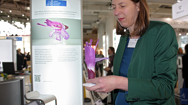 Prof. Dr. Jutta Papenbrock vom Institut für Botanik stellt die 3D-Modellierung auf der Hannover Messe vor